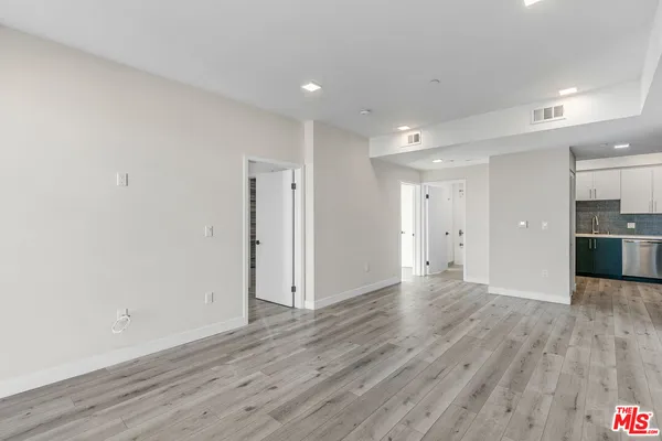 $3,211 | 1111 North Kenmore Avenue, Unit 401, Los Angeles, CA 90029