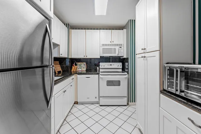 $2,200 | 3540 South Ocean Boulevard, Unit 601, South Palm Beach, FL 33480