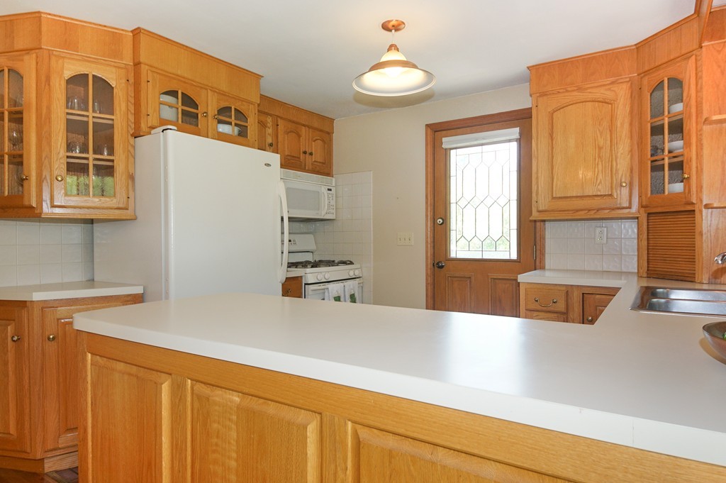 33 Dorset Road Holliston, MA 01746 - Photo 3 of 22 Gallery Image 3