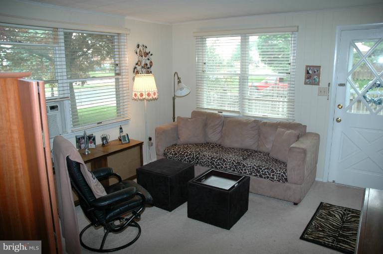 623 Wallerson Road Catonsville, MD 21228 - Photo 15 of 18 Apartment Living Room
