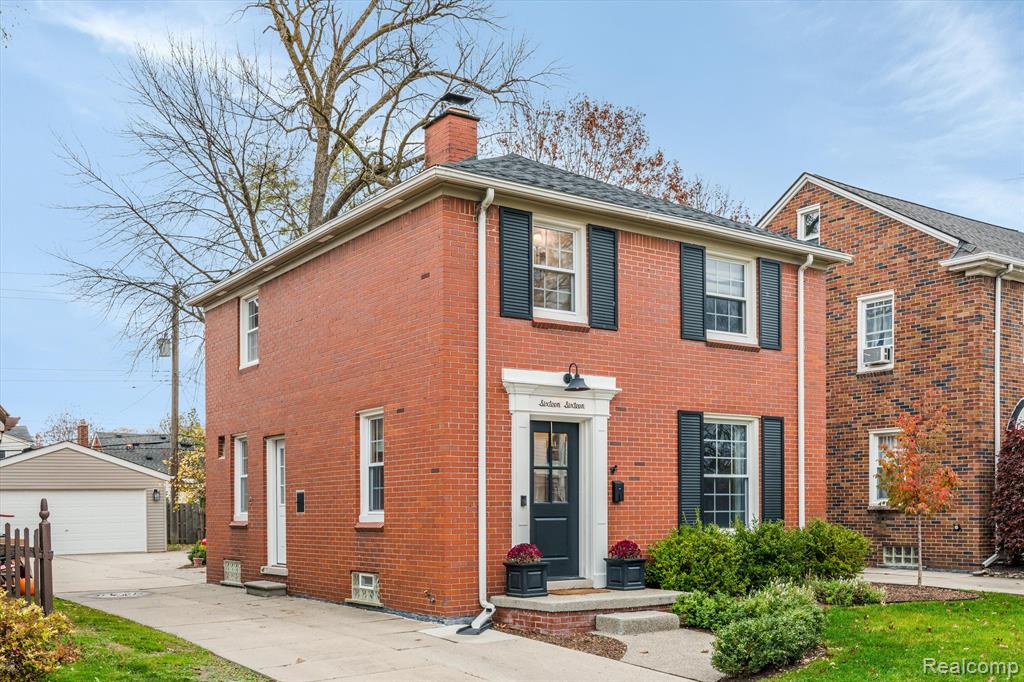 1616 Roslyn Road Grosse Pointe Woods, MI 48236 - Photo 2 of 23