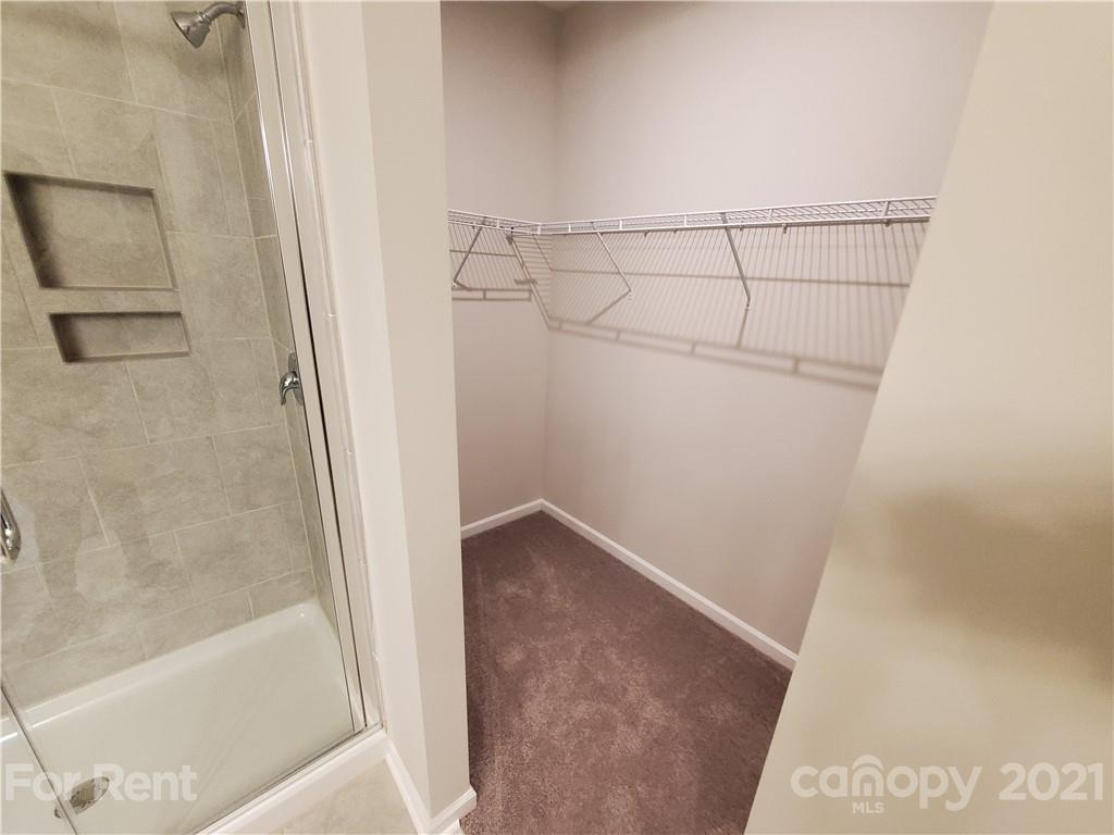 8633 River Ridge Drive Charlotte, NC 28213 - Photo 13 of 23 a bathroom with a bathtub