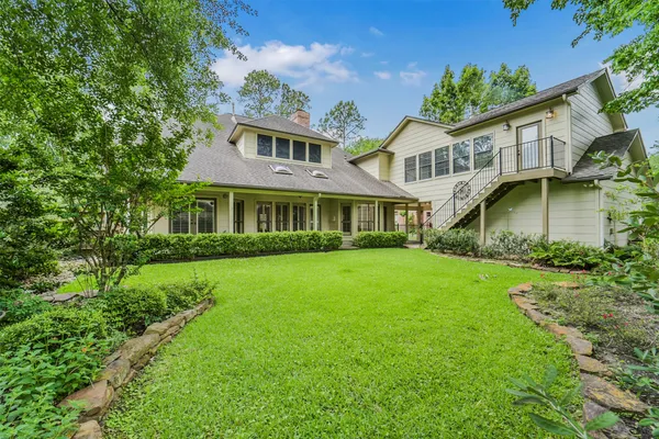 a view of an house with backyard and garden