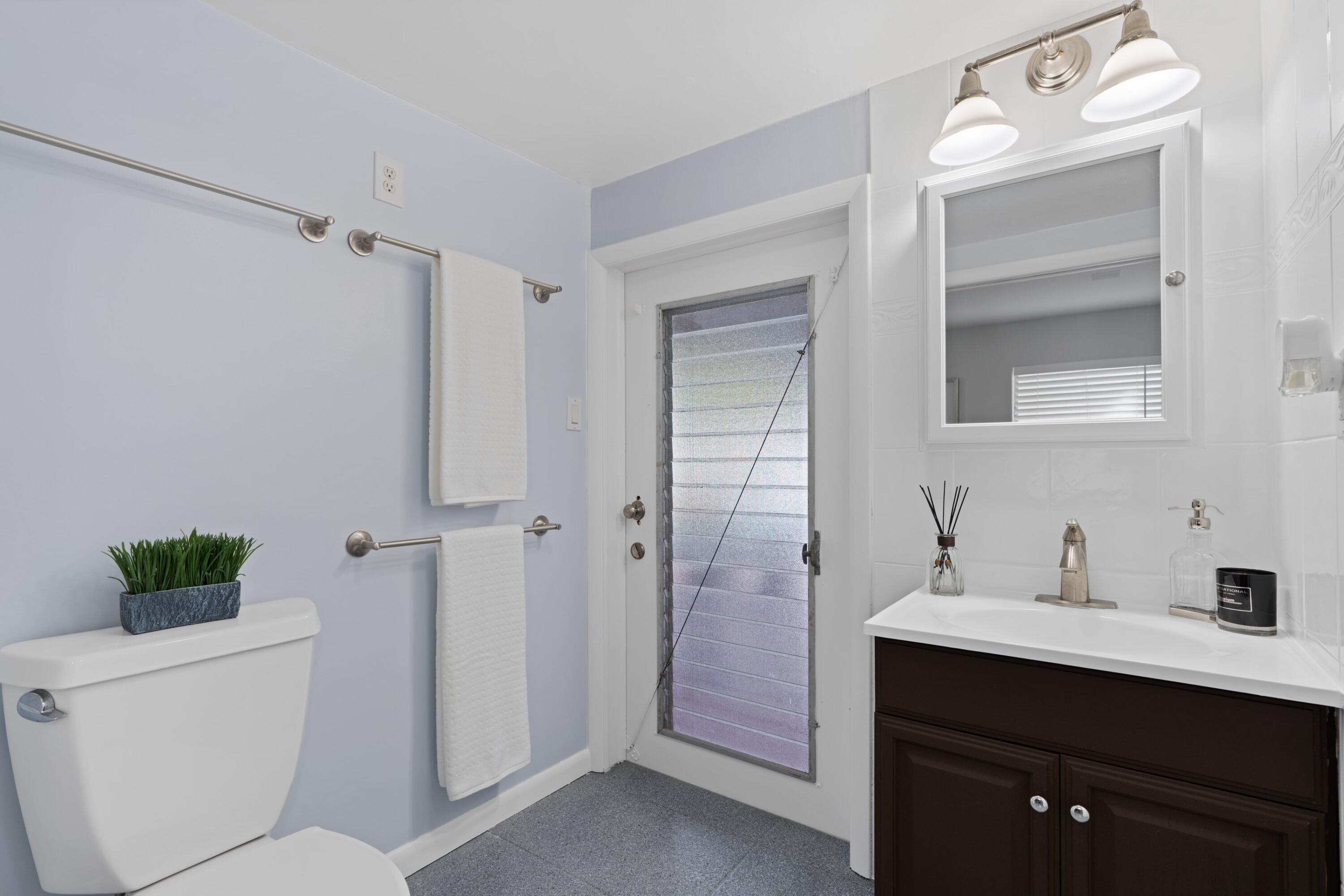 541 Kingfish Road North Palm Beach, FL 33408 - Photo 16 of 32 In-law Bath