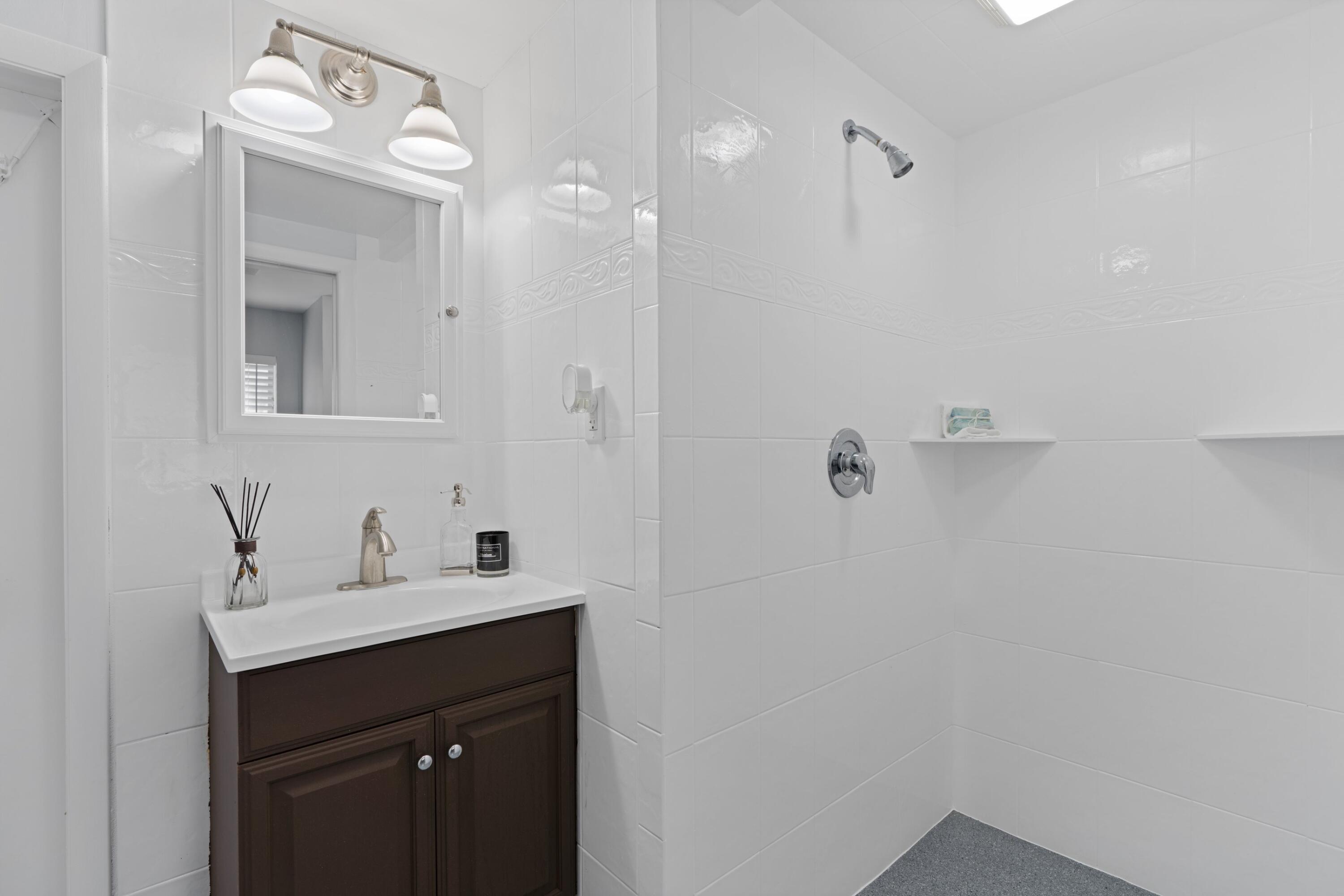 541 Kingfish Road North Palm Beach, FL 33408 - Photo 17 of 32 In-law Bath