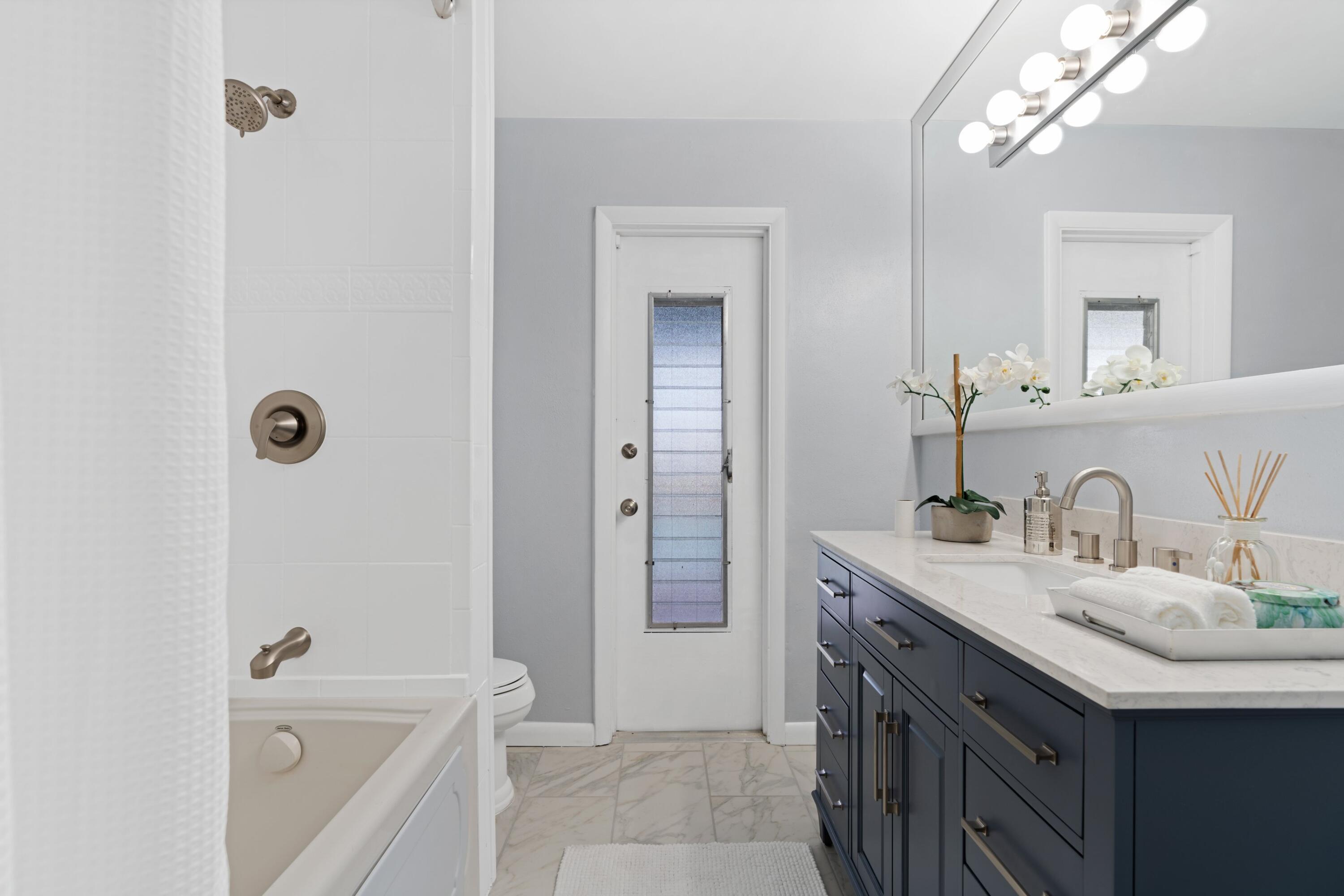 541 Kingfish Road North Palm Beach, FL 33408 - Photo 20 of 32 Guest Bathroom