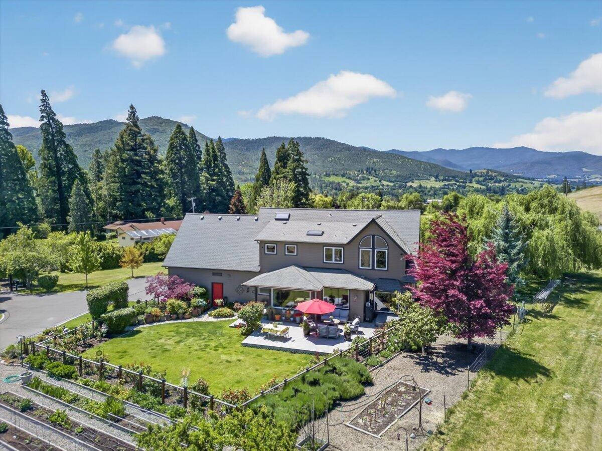 39 East Valley View Road Ashland, OR 97520 - Photo 7 of 73 05-5