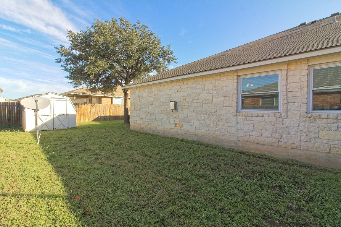 3112 Clinton Place Round Rock, TX 78665 - Photo 29 of 36 a view of a backyard