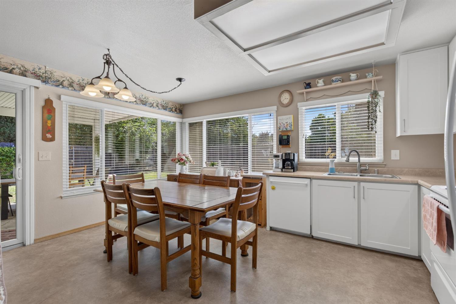 6528 Mossview Way Citrus Heights, CA 95621 - Photo 4 of 42
