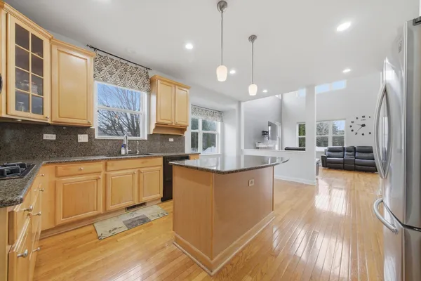 $595,000 | 217 Sunbury Drive, St. Charles, IL 60175