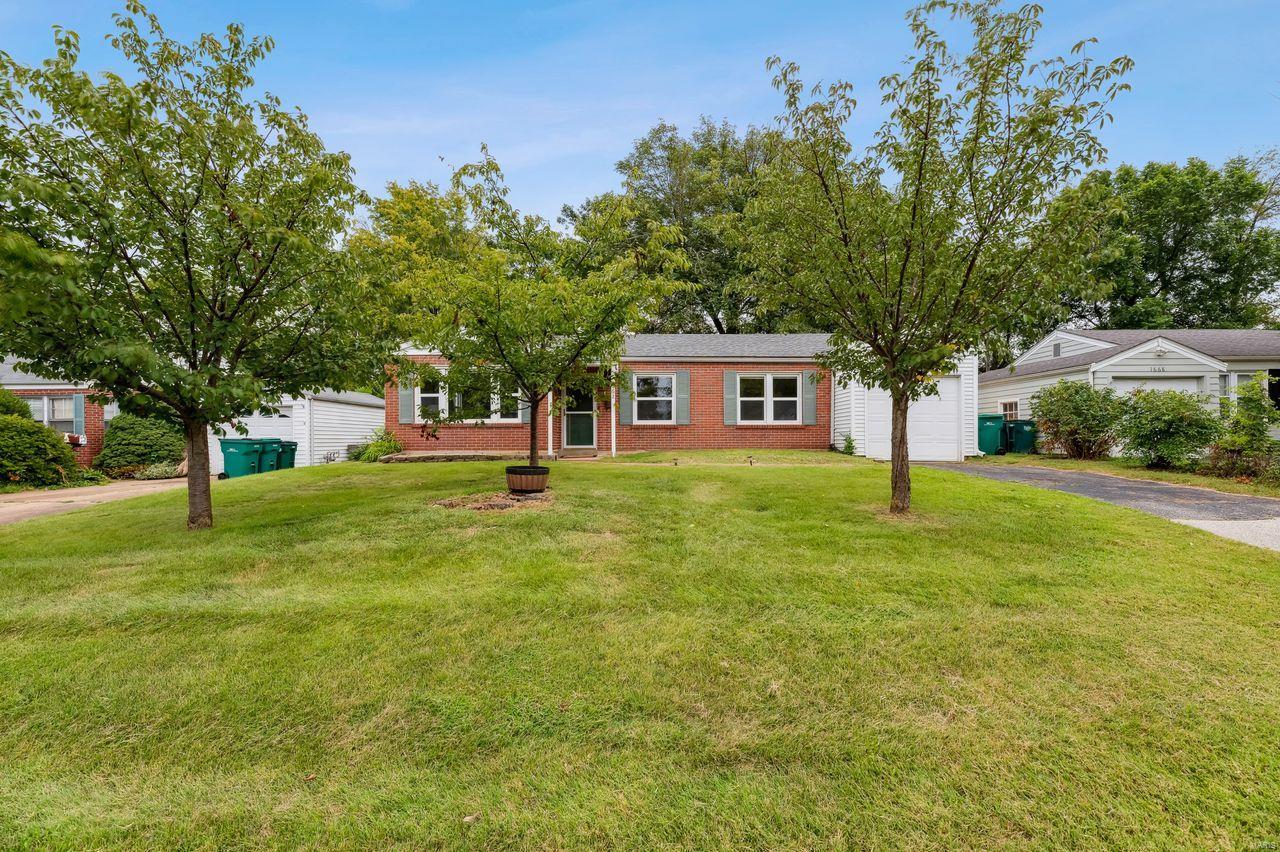 1662 Grant Road Webster Groves, MO 63119 - Photo 2 of 19