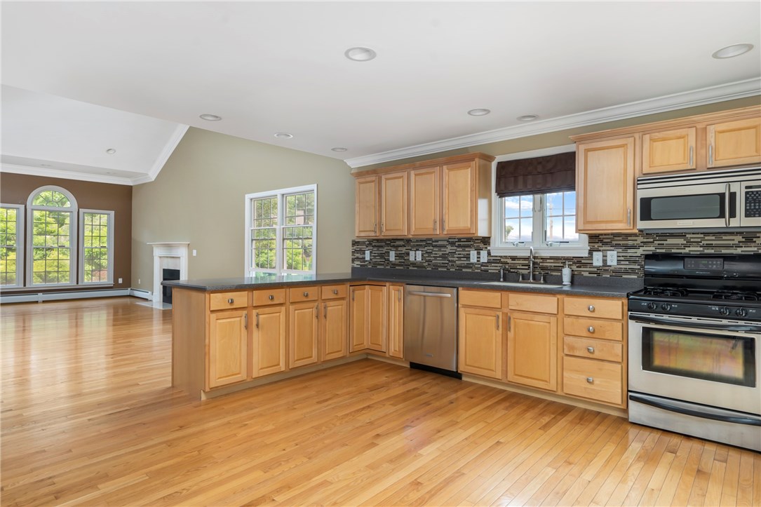 8 Abby Road Barrington, RI 02806 - Photo 5 of 38