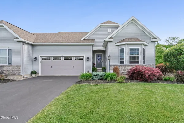 $575,000 | 5 Rosemore Place, Halfmoon, NY 12118