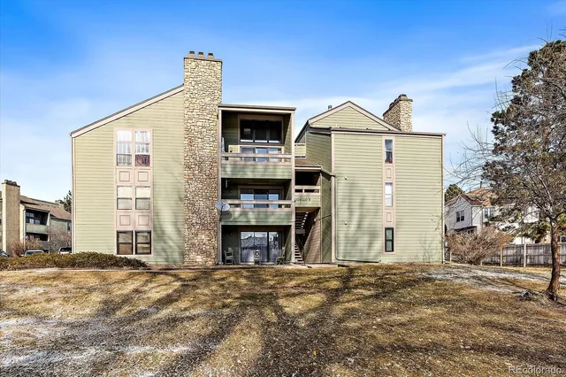 a view of livingroom with kitchen