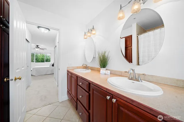 a en suite bathroom with a double vanity sink and mirror