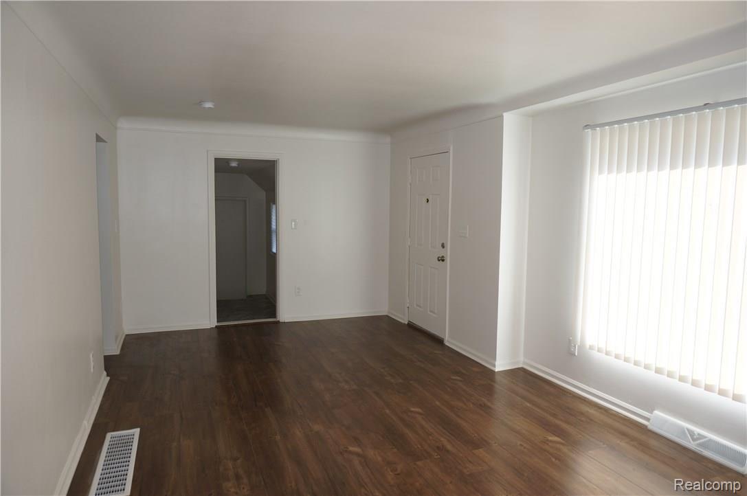 16332 Inkster Road Redford, MI 48240 - Photo 5 of 16 Living Room