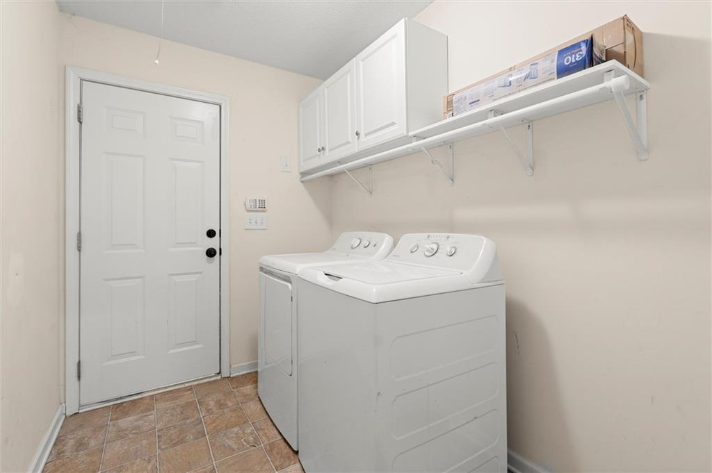 923 Downing Drive Bethlehem, GA 30620 - Photo 19 of 39 a utility room with dryer and washer