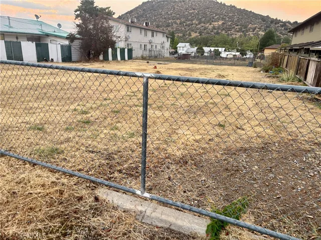 a view of a yard with a house