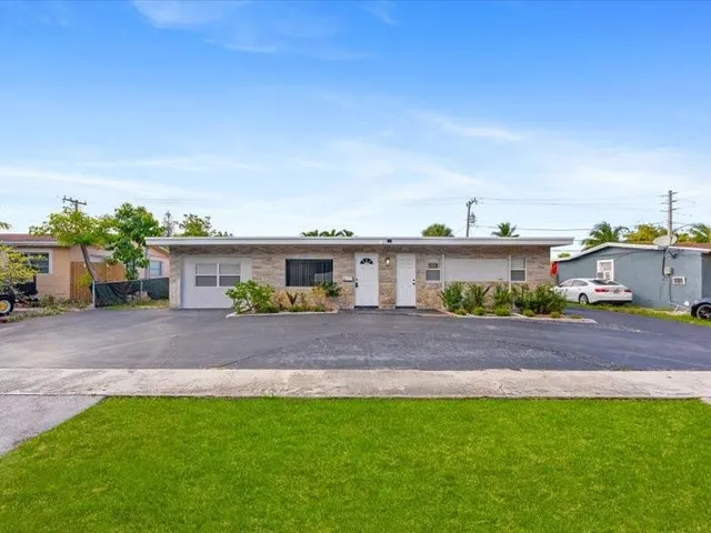 a view of a yard in front of a house