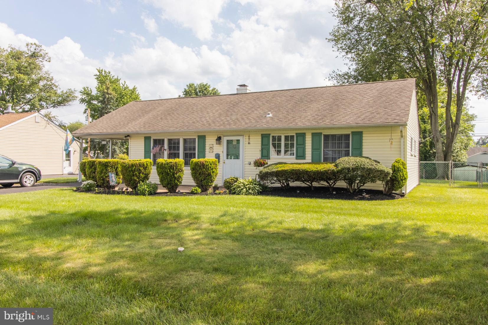 740 Locust Road Warminster, PA 18974 - Photo 3 of 34