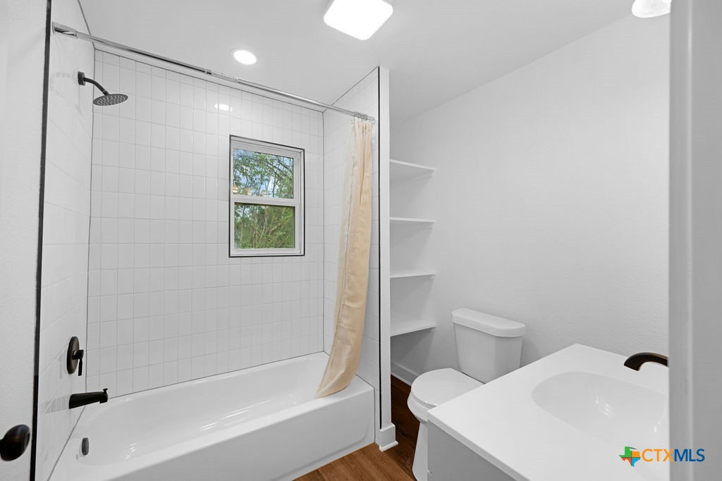 607 West 3rd Street Eddy, TX 76524 - Photo 14 of 29 a bathroom with a toilet and a tub