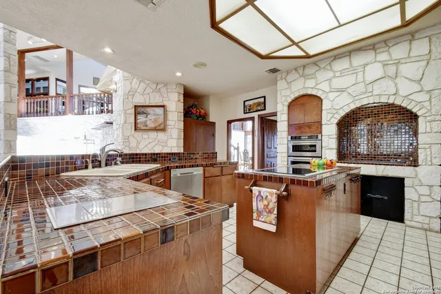 $1,500,000 | 17050 Sunridge Point, Helotes, TX 78023