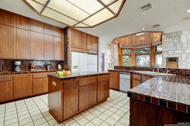 $1,500,000 | 17050 Sunridge Point, Helotes, TX 78023