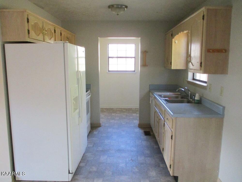 594 South Hunter Bend Road Decatur, TN 37322 - Photo 3 of 11 kitchen
