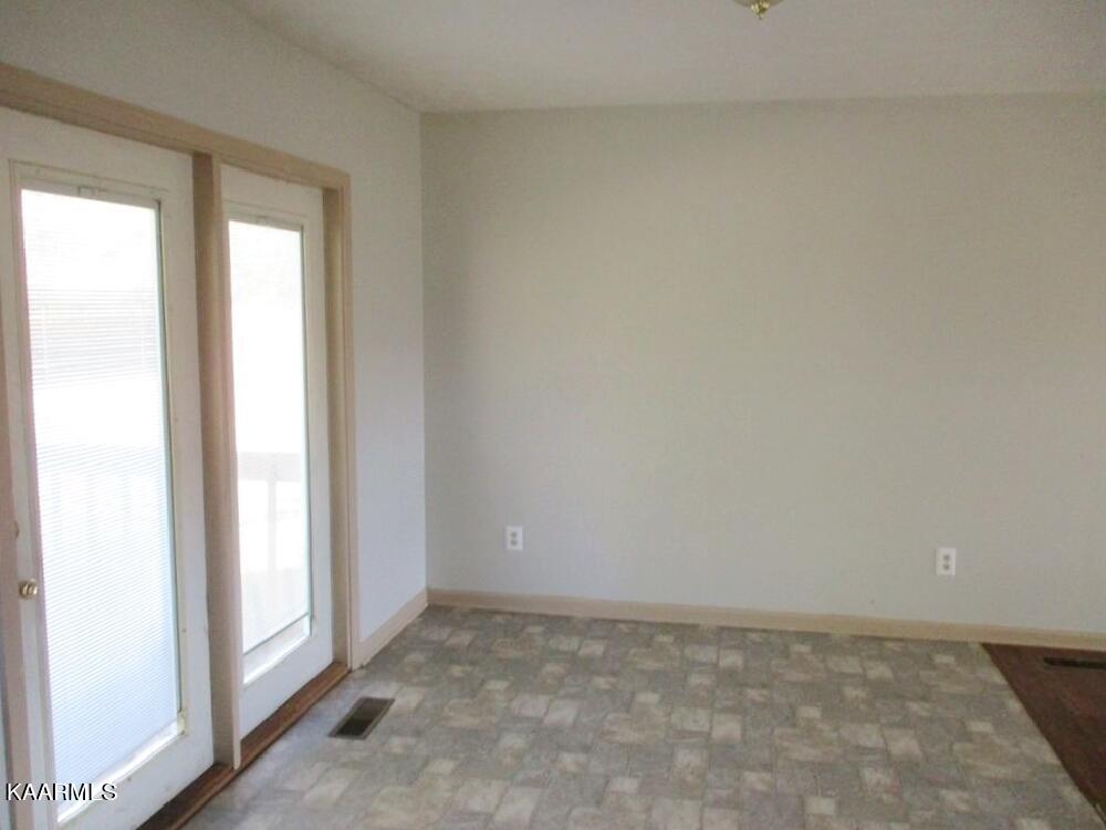 594 South Hunter Bend Road Decatur, TN 37322 - Photo 4 of 11 dining room