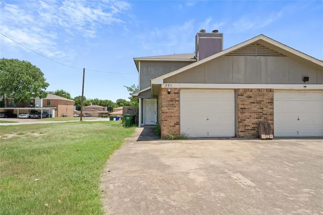 $1,400 | 201 South Las Vegas Trail, White Settlement, TX 76108