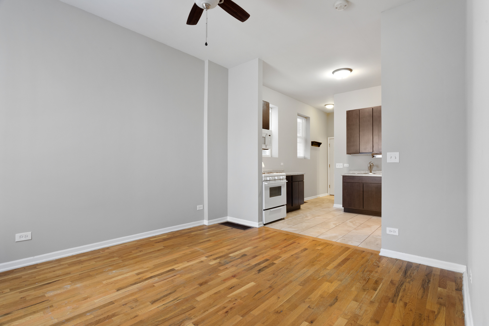 1532 West 18th Place, Unit 1R Chicago, IL 60608 - Photo 5 of 12 a view of a livingroom with a kitchen