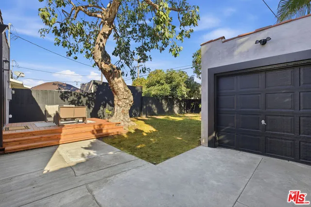 a view of a backyard