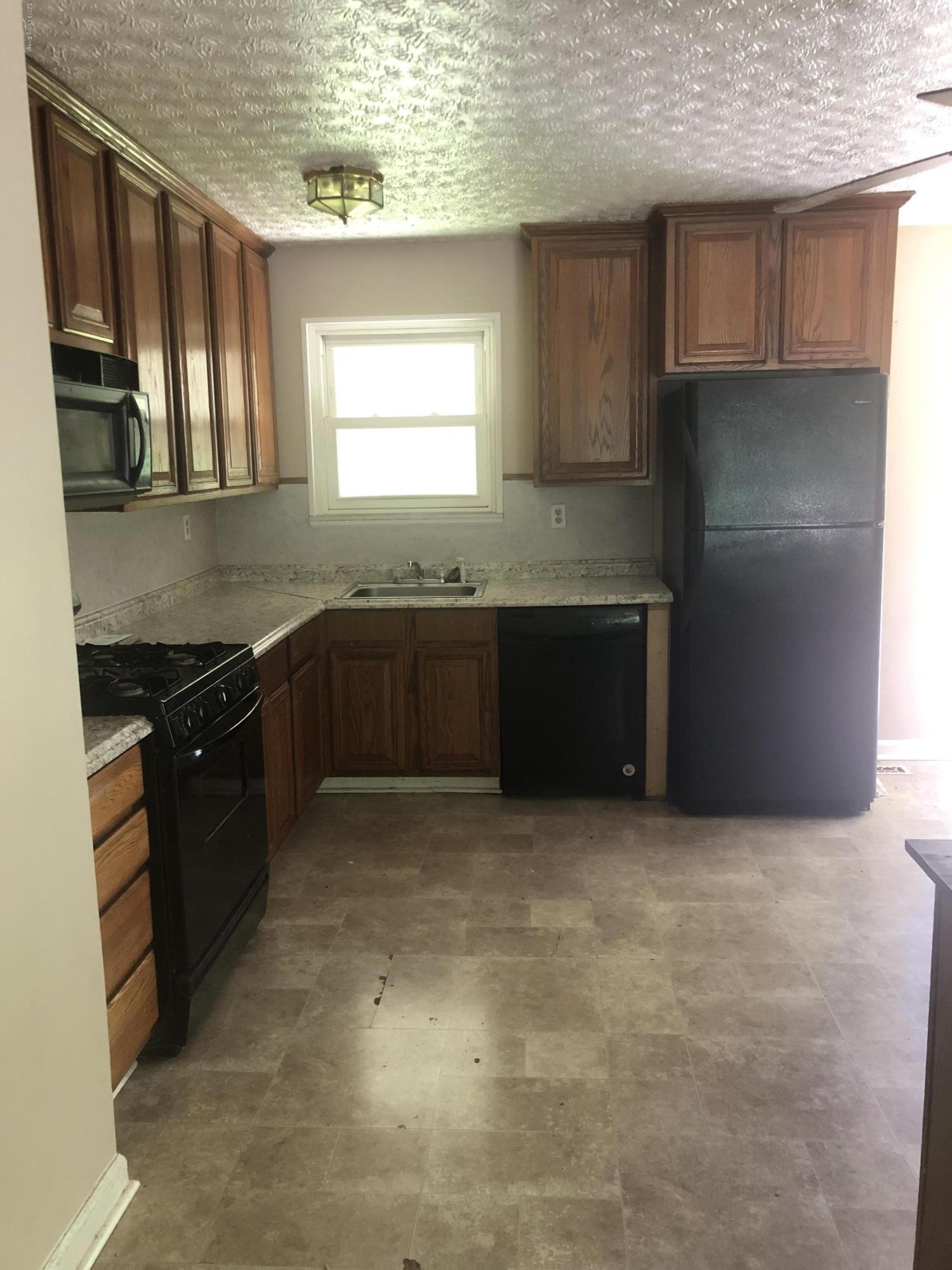 5616 Ridgecrest Road Louisville, KY 40218 - Photo 3 of 18 20190625_183508107_iOS
