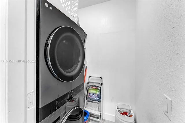 a close up view of a washer and dryer