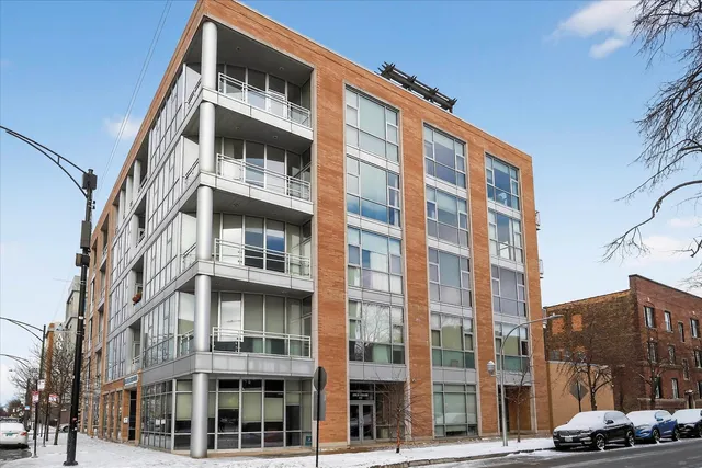 $555,000 | 1550 West Cornelia Avenue, Unit 401, Chicago, IL 60657