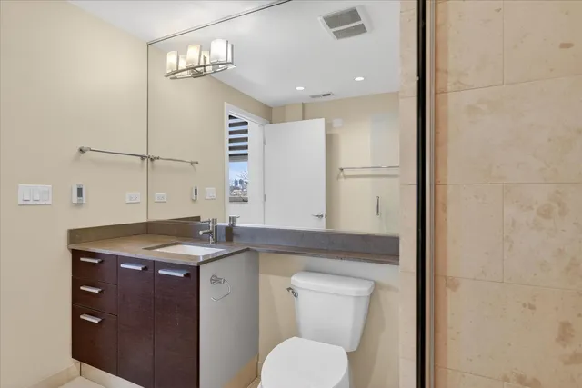 $555,000 | 1550 West Cornelia Avenue, Unit 401, Chicago, IL 60657