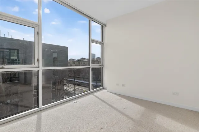 $555,000 | 1550 West Cornelia Avenue, Unit 401, Chicago, IL 60657