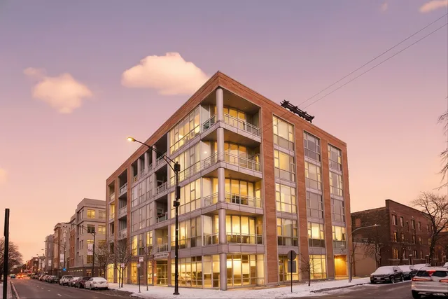$555,000 | 1550 West Cornelia Avenue, Unit 401, Chicago, IL 60657