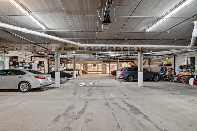 $555,000 | 1550 West Cornelia Avenue, Unit 401, Chicago, IL 60657