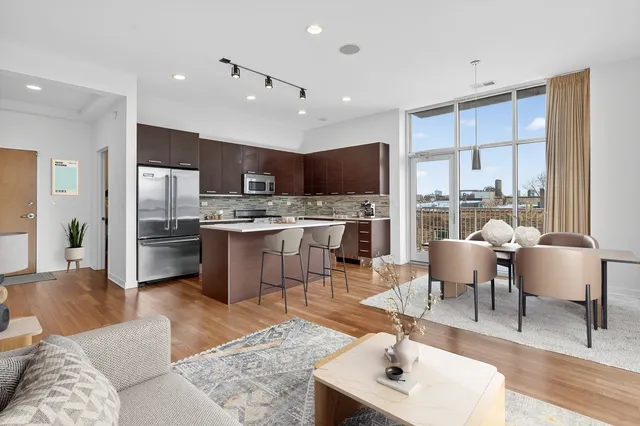 $555,000 | 1550 West Cornelia Avenue, Unit 401, Chicago, IL 60657