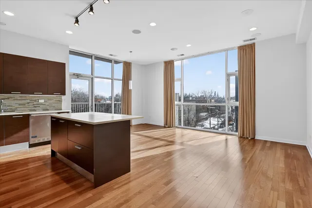 $555,000 | 1550 West Cornelia Avenue, Unit 401, Chicago, IL 60657