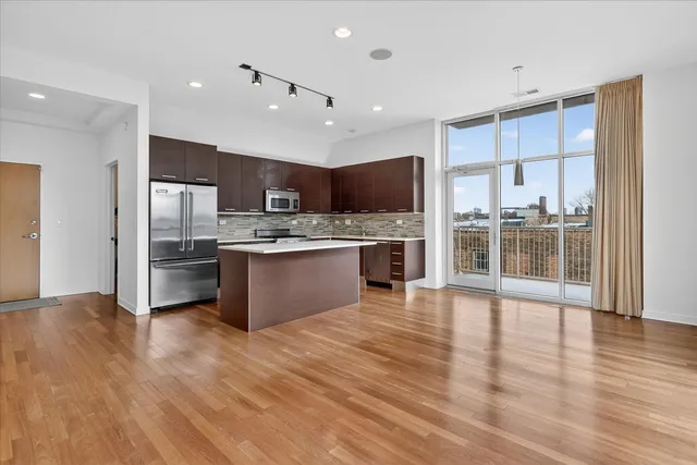 $555,000 | 1550 West Cornelia Avenue, Unit 401, Chicago, IL 60657
