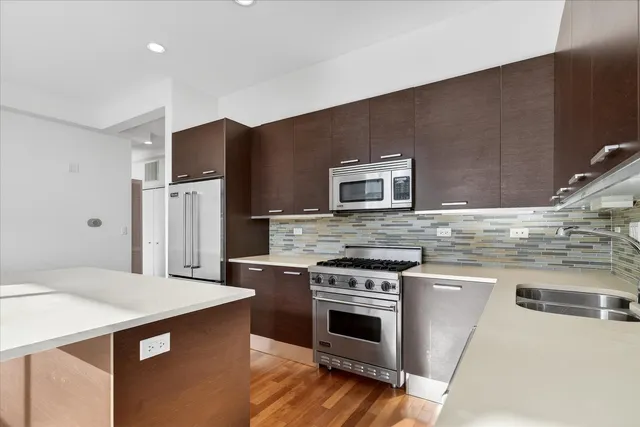 $555,000 | 1550 West Cornelia Avenue, Unit 401, Chicago, IL 60657