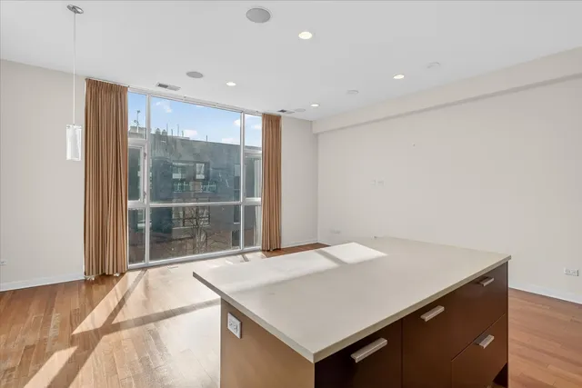 $555,000 | 1550 West Cornelia Avenue, Unit 401, Chicago, IL 60657