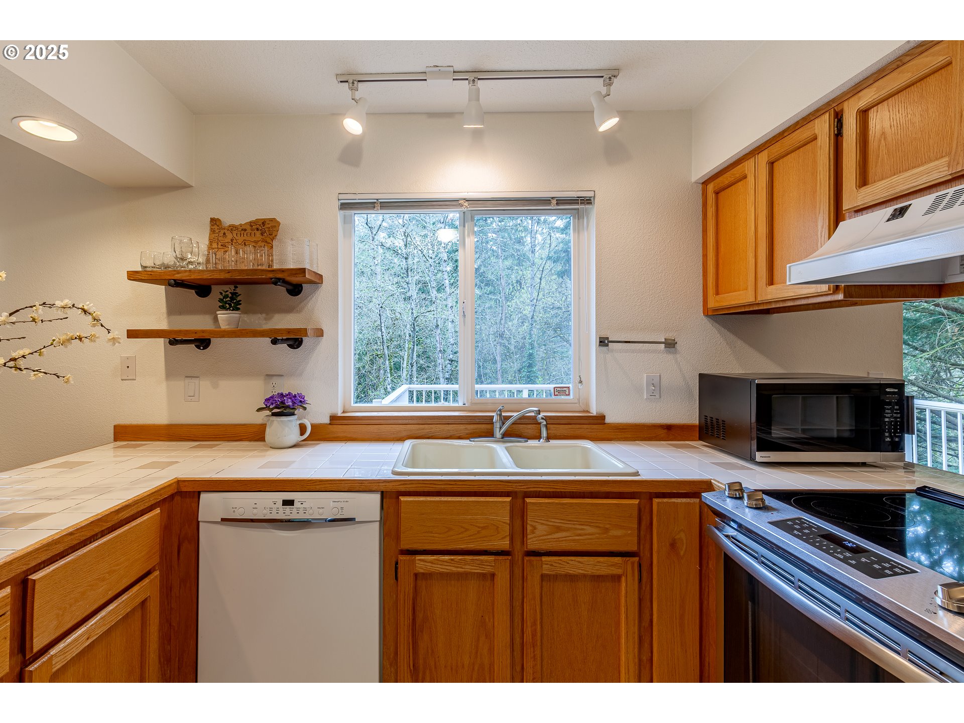 4216 Southwest Brugger Street Portland, OR 97219 - Photo 11 of 39 Dining Room
