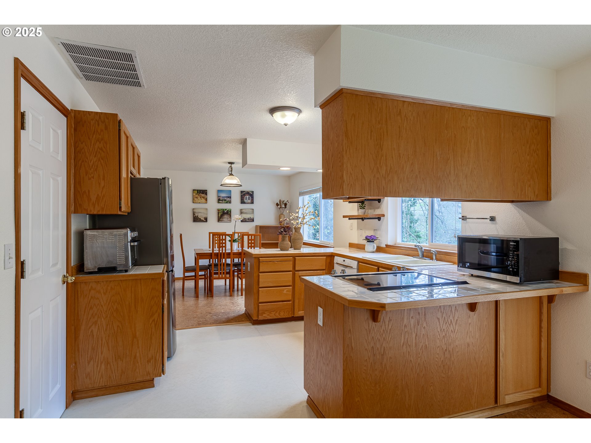 4216 Southwest Brugger Street Portland, OR 97219 - Photo 13 of 39 Gallery Image 13