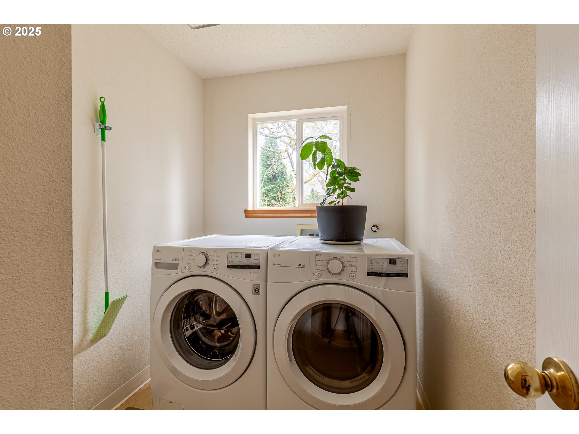 4216 Southwest Brugger Street Portland, OR 97219 - Photo 17 of 39 Gallery Image 17