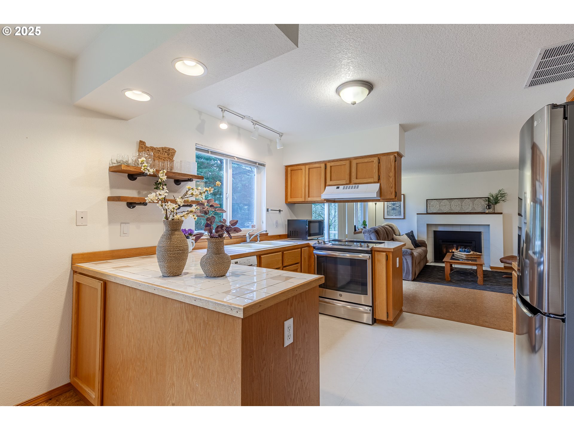 4216 Southwest Brugger Street Portland, OR 97219 - Photo 9 of 39 Gallery Image 9