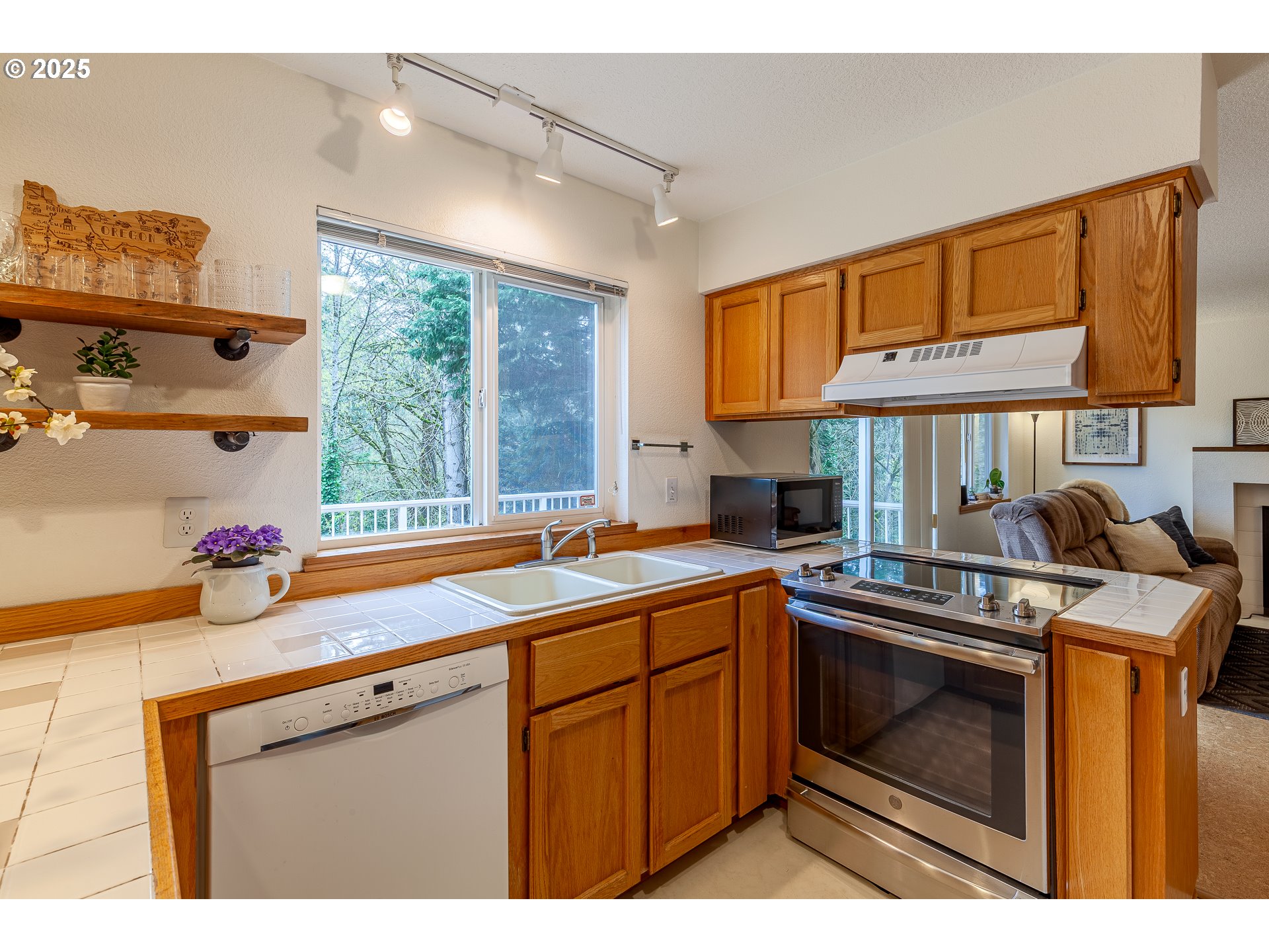 4216 Southwest Brugger Street Portland, OR 97219 - Photo 10 of 39 Gallery Image 10