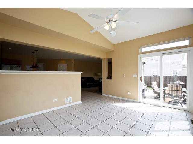 470 Raintree Drive Oswego, IL 60543 - Photo 7 of 25